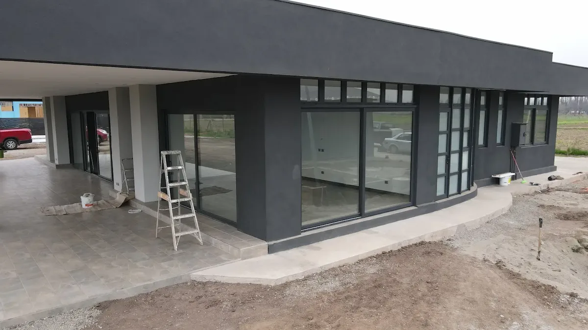 Proyecto de ventanas termopanel PVC en Chicureo