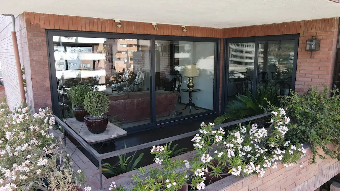 Ventanas termopanel PVC grafito instaladas en departamento en Vitacura