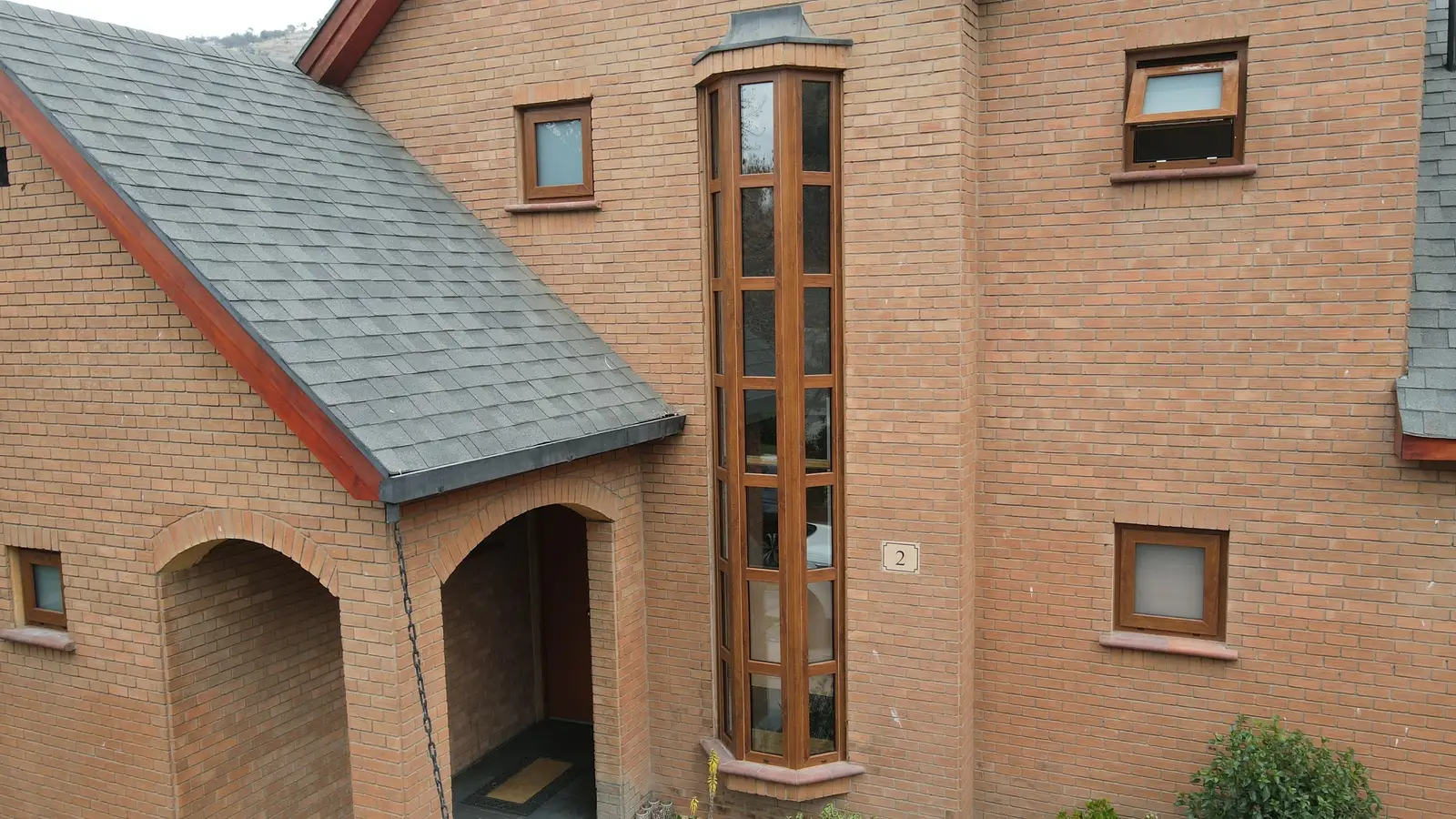 Ventanas PVC termopanel color roble dorado en casa de Lo Barnechea